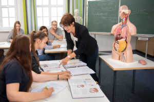 Frau Wienöbst hilft Schülerin im Unterricht